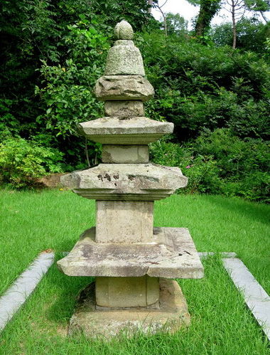 Baekjoksa pagoda.jpg