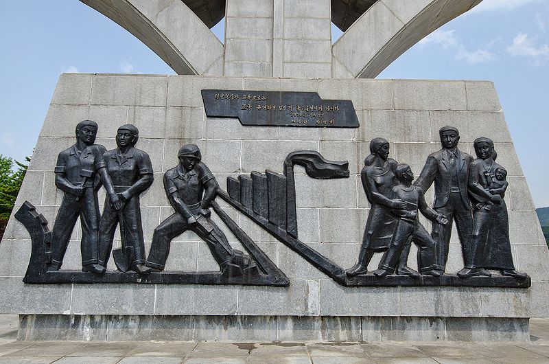 파일:민족기록화 장소 서울부산간고속도로준공기념탑 전면.jpg