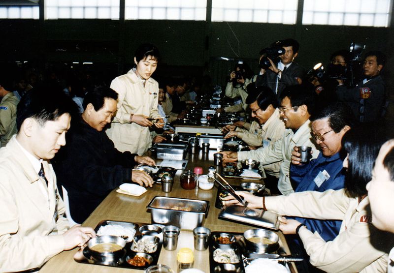 파일:민족기록화 단체 금성사 김영상대통령방문.jpg