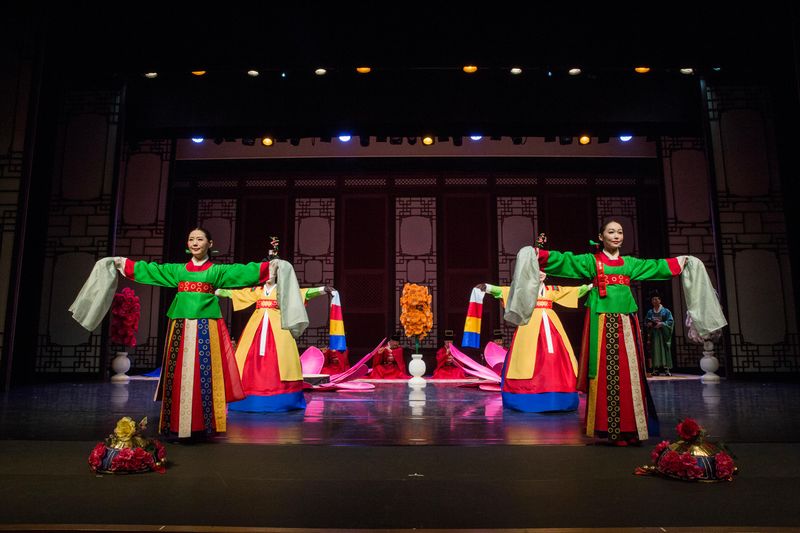 파일:국립국악원-궁중무용-연화대무 002.jpg