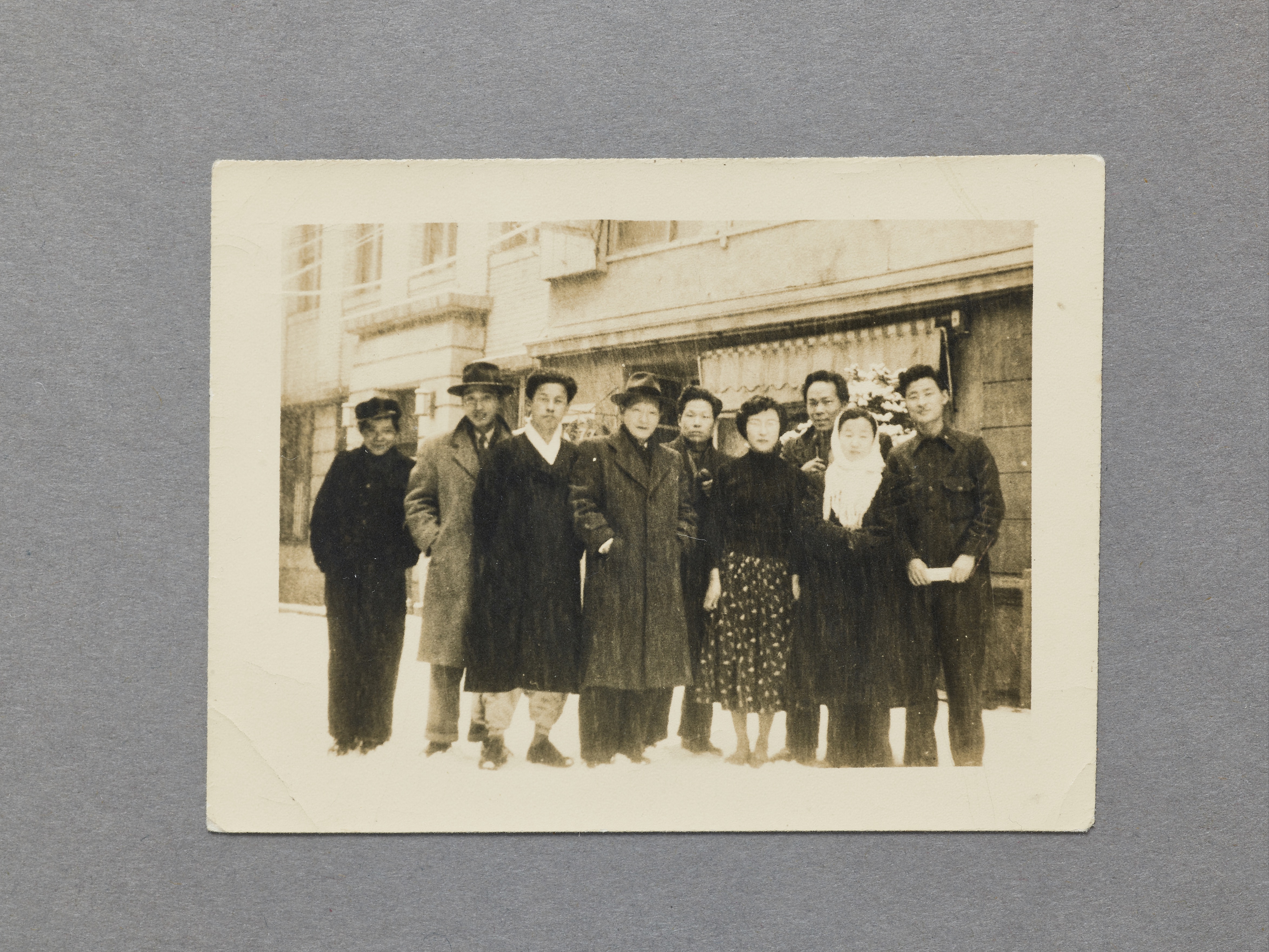 1954 명동 모나리자 다방 및 인물.jpg