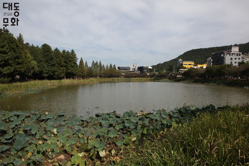 파일:개산방죽(전평호수)-전경-대동문화재단 보유사진.jpg