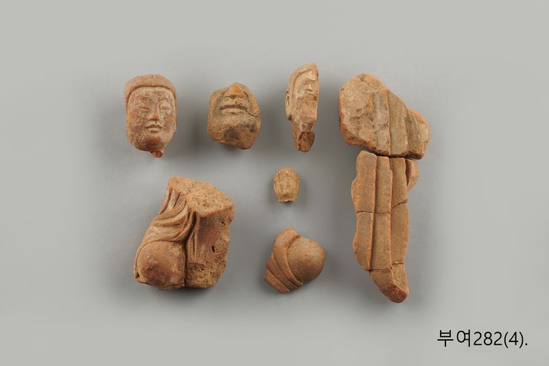 파일:부여282 소조상편.jpg