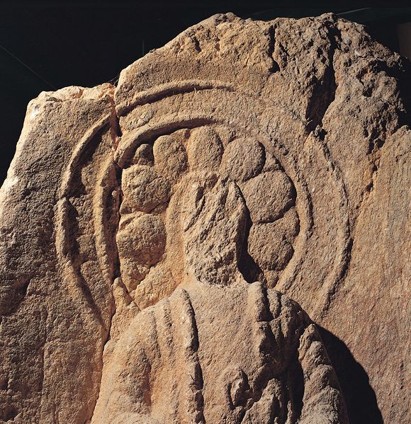 파일:예산 불상의 상반신과 광배.jpg