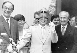 베를린올림픽 마라톤에서 부상으로 받은 투구와 그의 모습