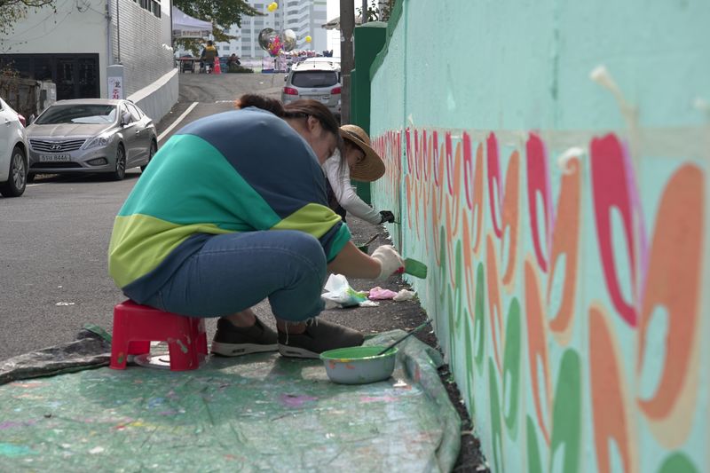 파일:벽화골목 조성 중-3.JPG