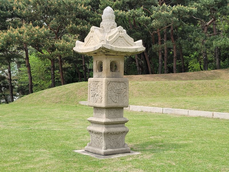 파일:효창 김구선생묘 석등.jpg