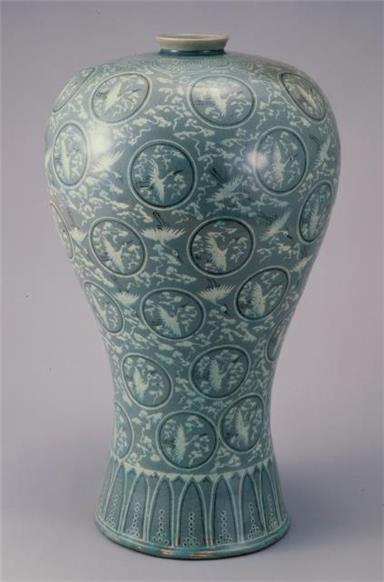 thumbnailA narrow, wide-shouldered, down-looking, down-shaped Sanggam celadon National Treasure Number 68 [7]