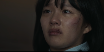 ▲ 《더 글로리》 1화. 문동은이 괴롭힘을 당한 직후, 박연진이 “난 이래도 아무일이 없고 넌 그래도 아무일이 없으니까”라고 말하며 사회적 위계를 각인시키는 장면.