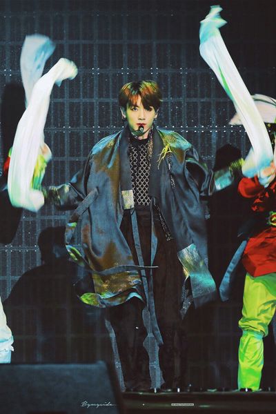 파일:정국 MMA 의상2.jpg