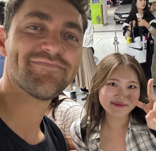 파일:HFC withnail.jpg