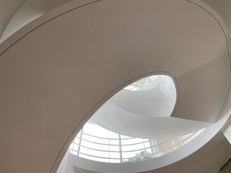 파일:윗층이 보이는 나선형구조 계단.jpeg