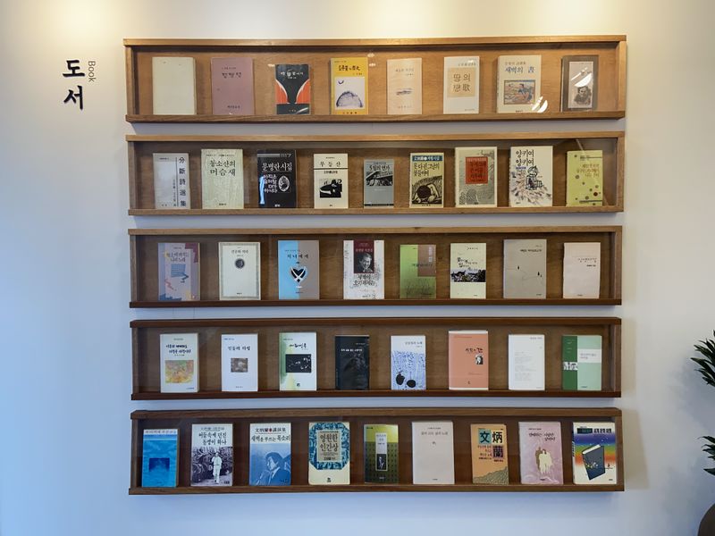 파일:1층 도서전시.jpeg
