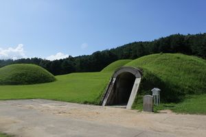 부여 왕릉원 1호분.jpg